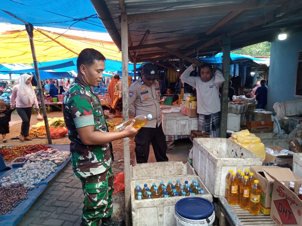 Pantau Ketersediaan Bahan Pokok, Babinsa Laksanakan Pengecekan Dan Komsos Dengan Para Pedagang Di Pasar