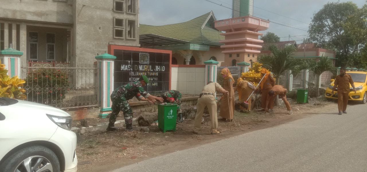 Anggota Koramil Dan Polsek Bersihkan Sarana Ibadah Dan Pendidikan Di Wilayah