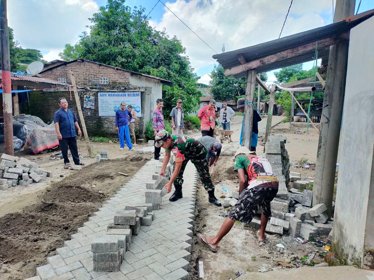 Babinsa Koramil 06 Bajeng Bersama Warga Gotong Royong Perbaiki Jalan Desa