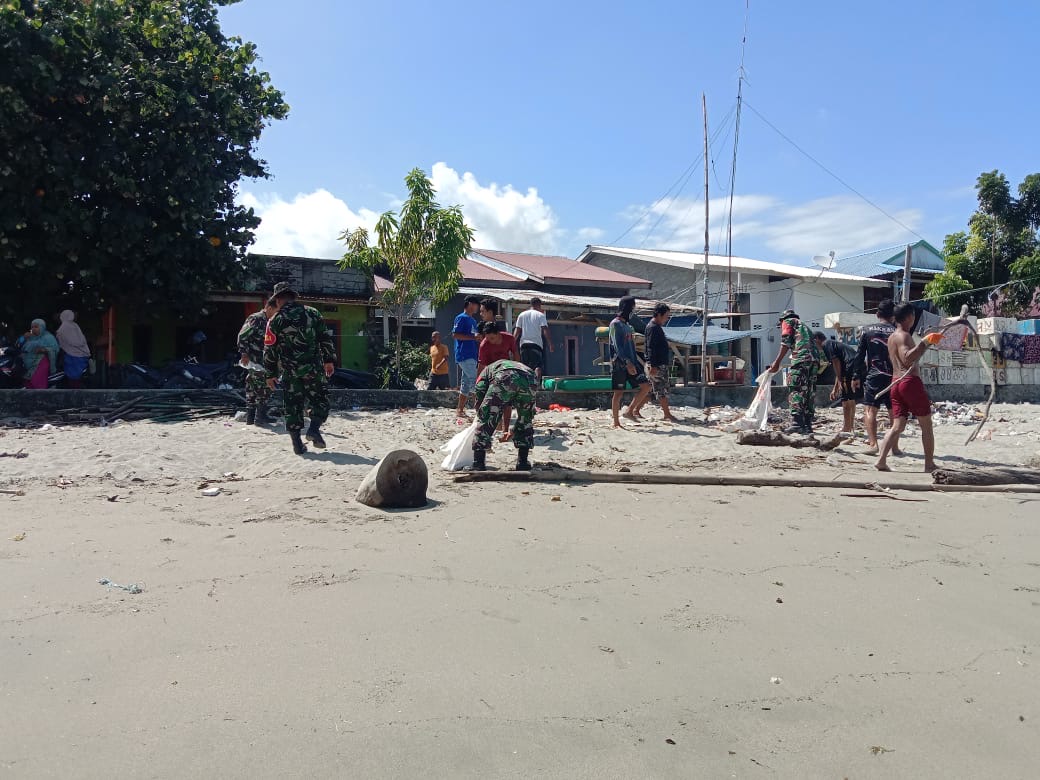 Kerja Bakti Bersama: Koramil-03/Baras Gelar Pembersihan Pantai di Pasangkayu