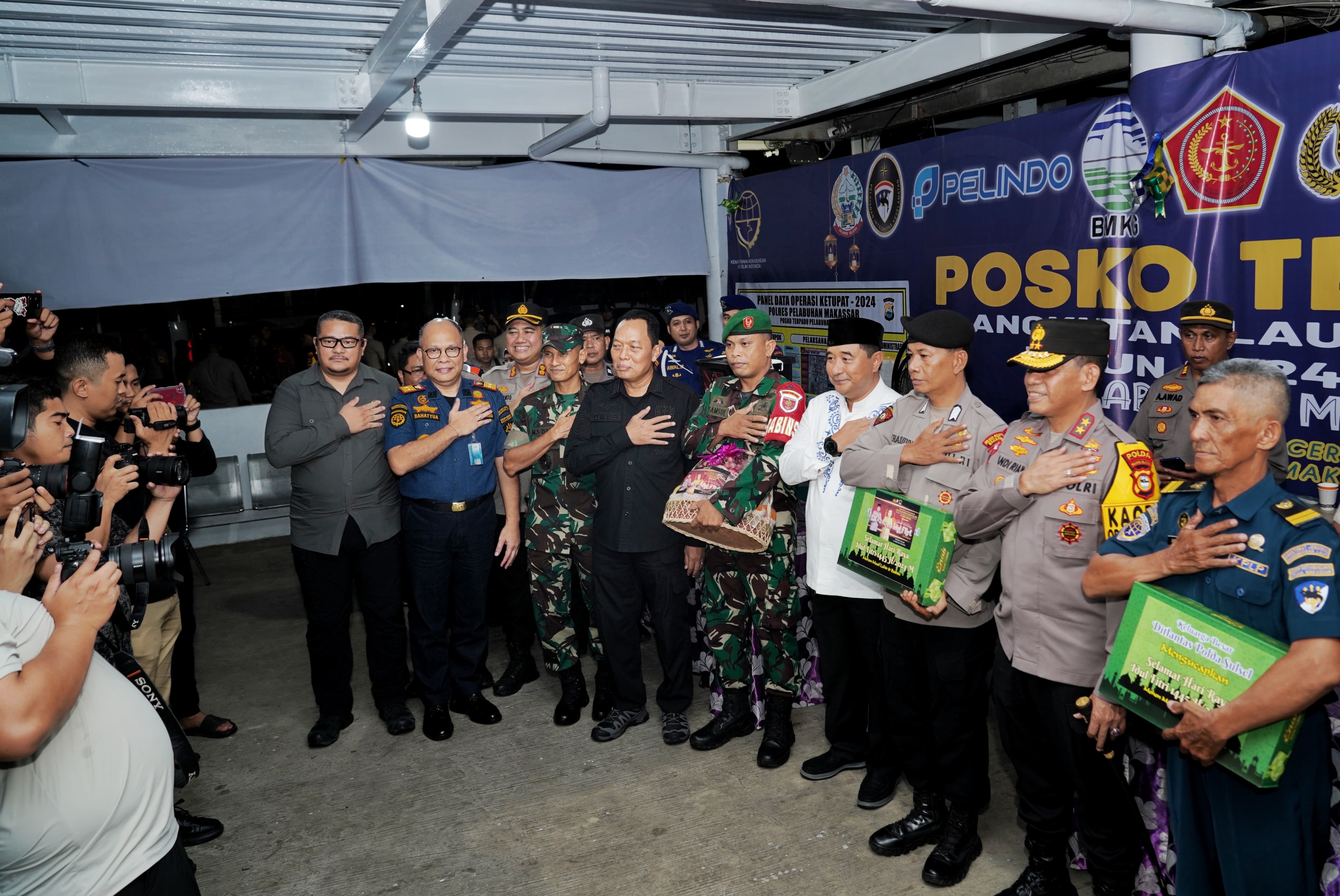 Bersama Unsur Forkopimda Sulsel, Kasdam XIV/Hsn Mewakili Pangdam Melaksanakan Pemantuan dan Monitoring Situasi Kamtibmas di Malam Takbiran