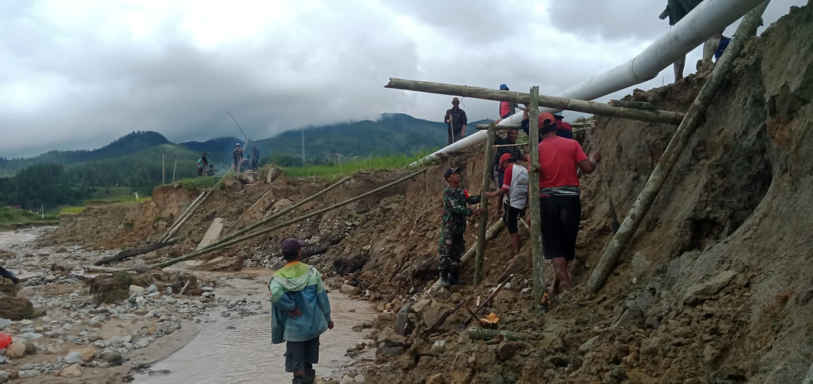Kebersamaan Babinsa Koramil Pana dengan warga binaan membuat saluran air untuk persawahan