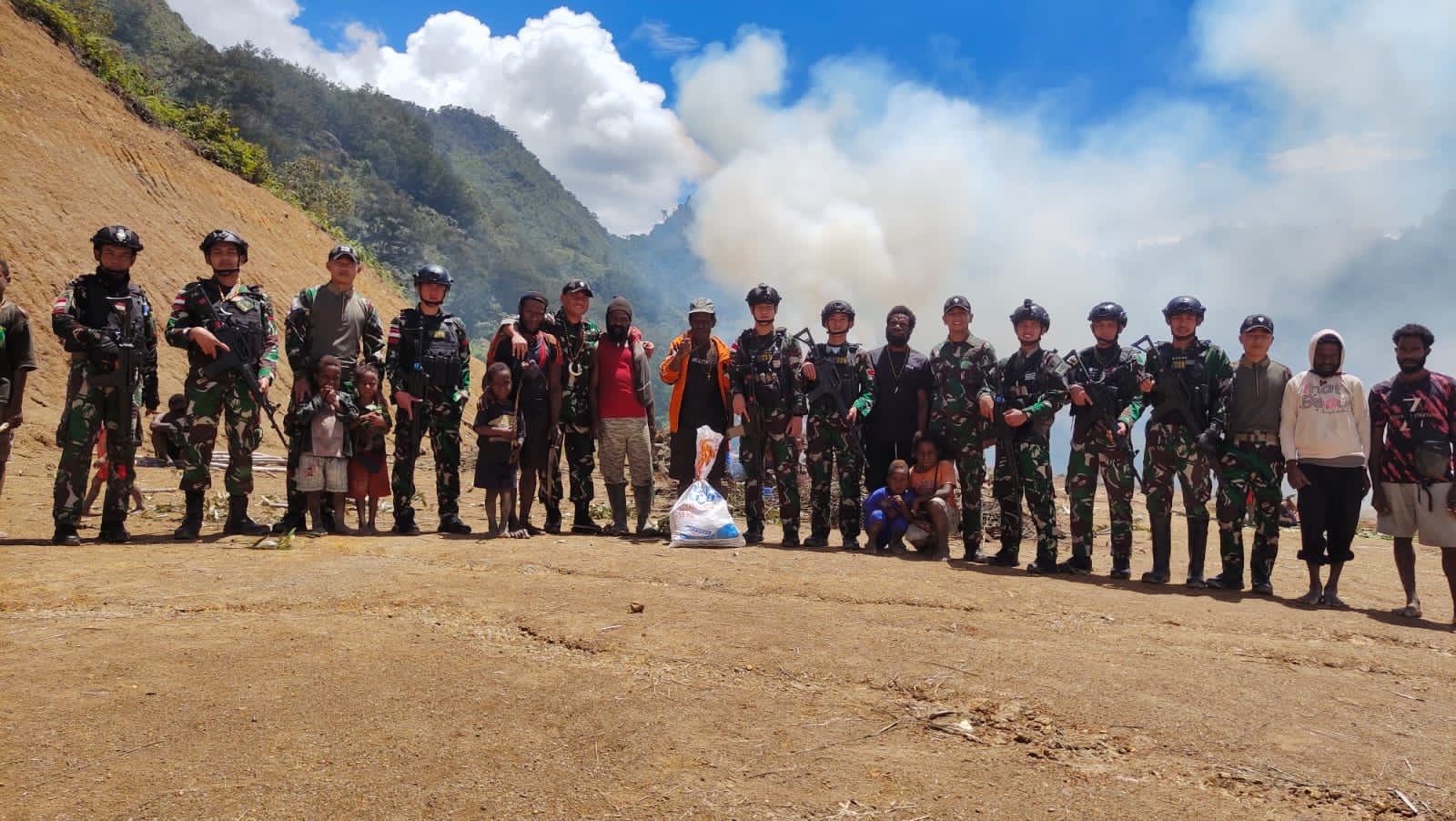 Dalam Rangka Perbaikan Gereja, Satgas Yonif 721/Mks Hadiri Acara Bakar Batu