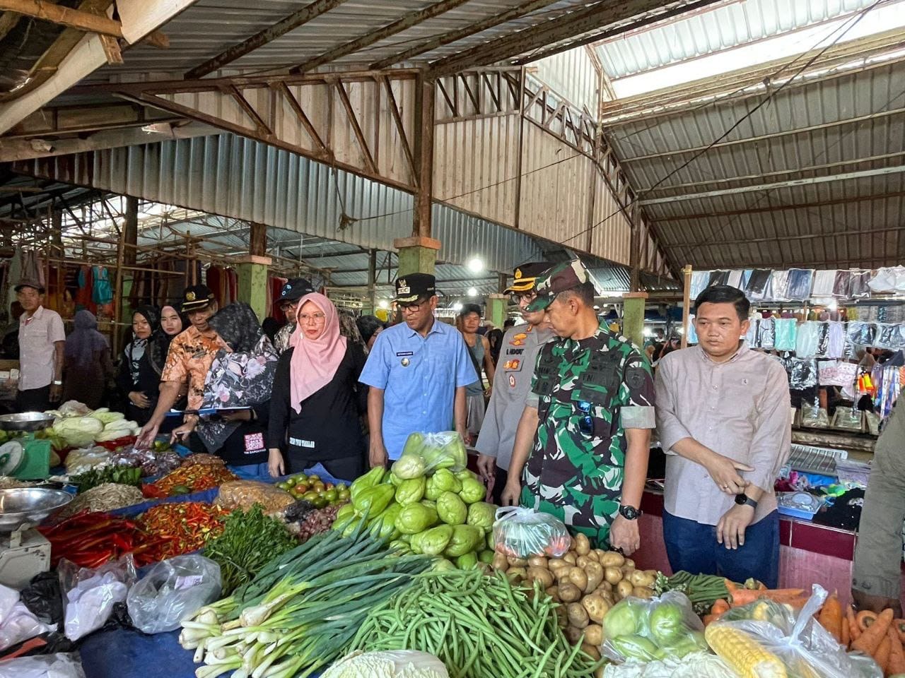 Jelan Idul Fitri, Dandim 1426 Takalar Bersama Forkopimda Laksanakan Operasi Pasar