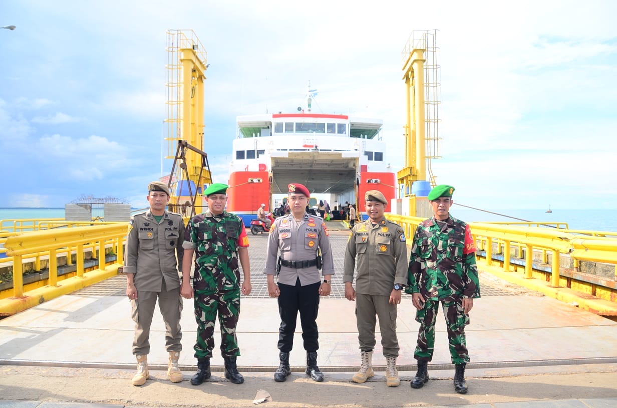 Amankan Arus Mudik Lebaran, Babinsa Koramil 1407-07/Tanete Riattang Pantau Pelabuhan Bajoe