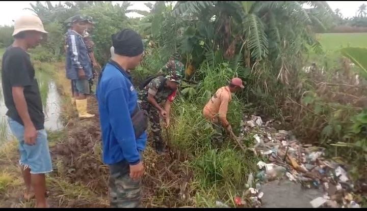 Penuhi Kebutuhan Air Petani, Babinsa Kodim 1404/Pinrang Bersama Warga Bersihkan Saluran Irigasi