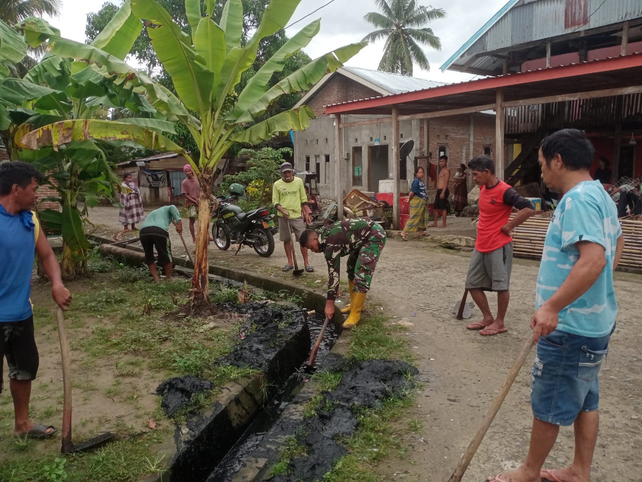 Jelang Idul Fitri, Anggota Kodim Polman Ajak Warga Bersihkan Lingkungan