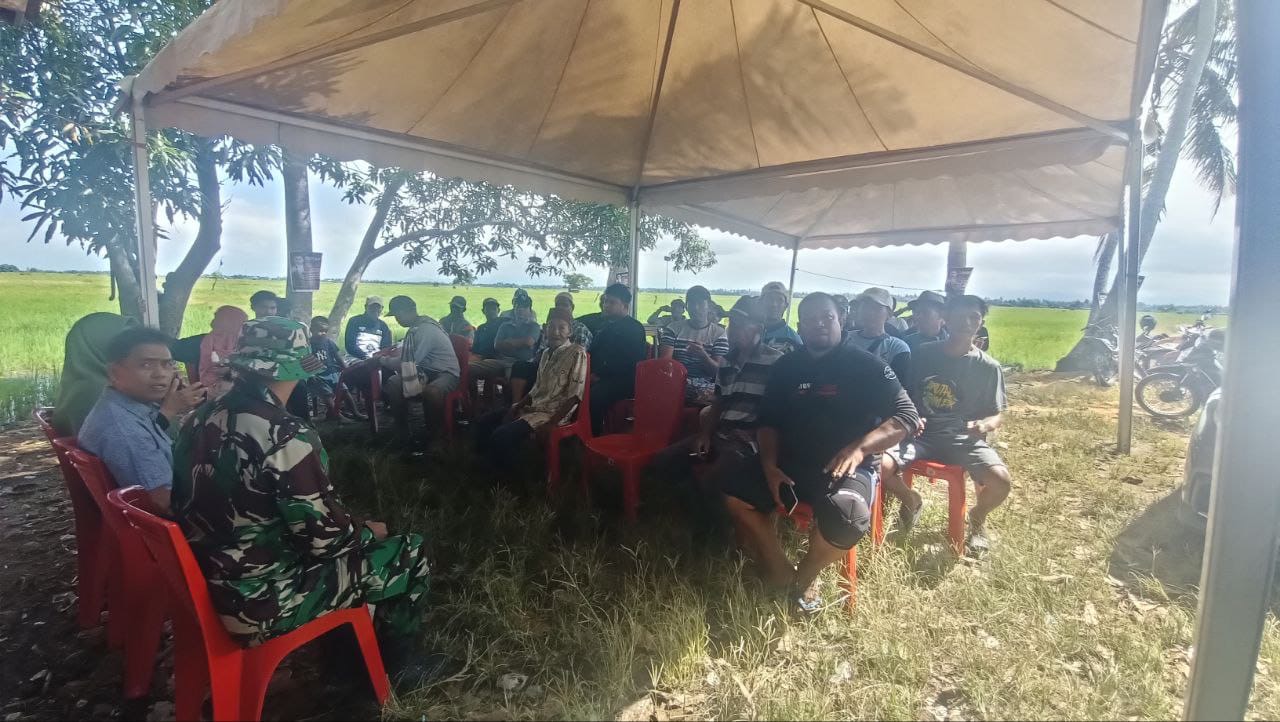 Babinsa Koramil 1420-03/Marittengae Hadiri Pertemuan Serta Tradisi Mappalili/Tradisi Turun Sawah