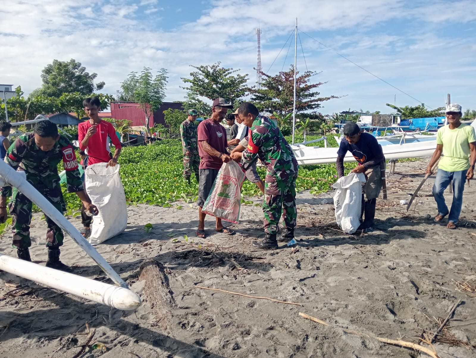 Babinsa Pasangkayu Pimpin Gerakan Bersih Sampah di Pantai Tanjung Harapan