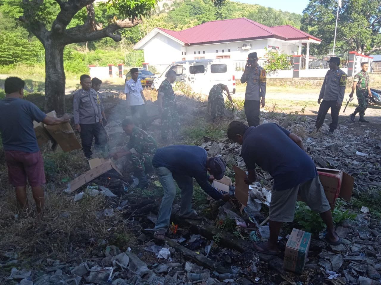 Personil Koramil 04/Watang Pulu bersinergi dalam kegiatan bersih bersih Lingkungan Pasar Lawawoi jelang Idul Fitri