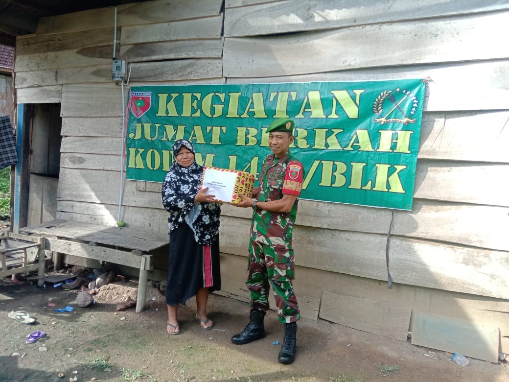 Giat Jumat Berkah, Babinsa Desa Lembang Bagikan Sembako Kepada Masyarakat Kurang Mampu