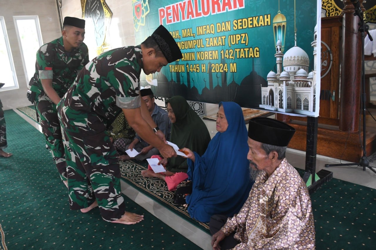 Danrem 142/Tatag Salurkan Zakat Fitrah Sebagai Wujud Kepedulian Sosial