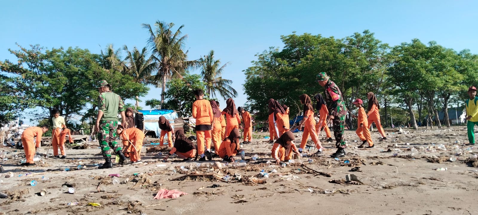 Koramil 1411-04/Ujung Bulu Mengajak Warga Membersihkan Pantai
