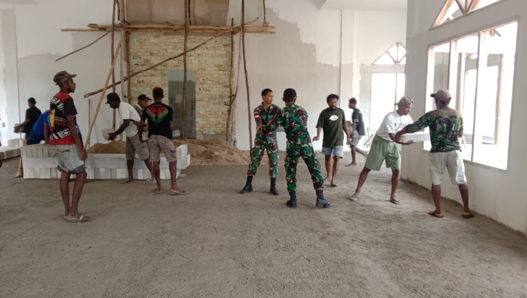 Rehab Ruangan Gereja di Kampung Tomer, Warga dan Satgas Pamtas Saling Membantu