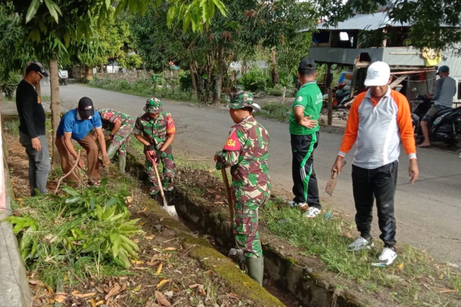 Gelar Karya Bhakti TNI, Personel Koramil Bangkala Bersama Elemen Masyarakat Bersihkan Saluran Air