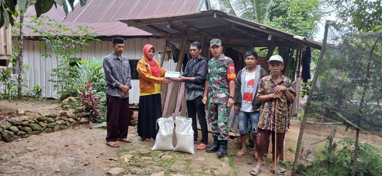 Babinsa Koramil 1424-06/Sinjai Borong Memberikan Bantuan Sembako Dan Uang Tunai Kepada Korban Bencana Tanah Longsor