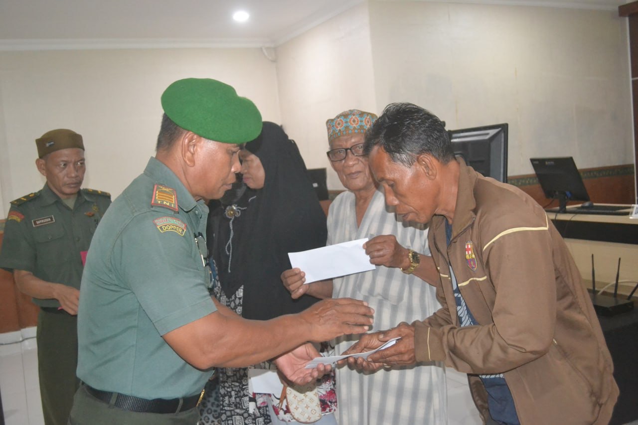 Kodim 1405/Parepare Salurkan Zakat Fitrah kepada Warga Kurang Mampu