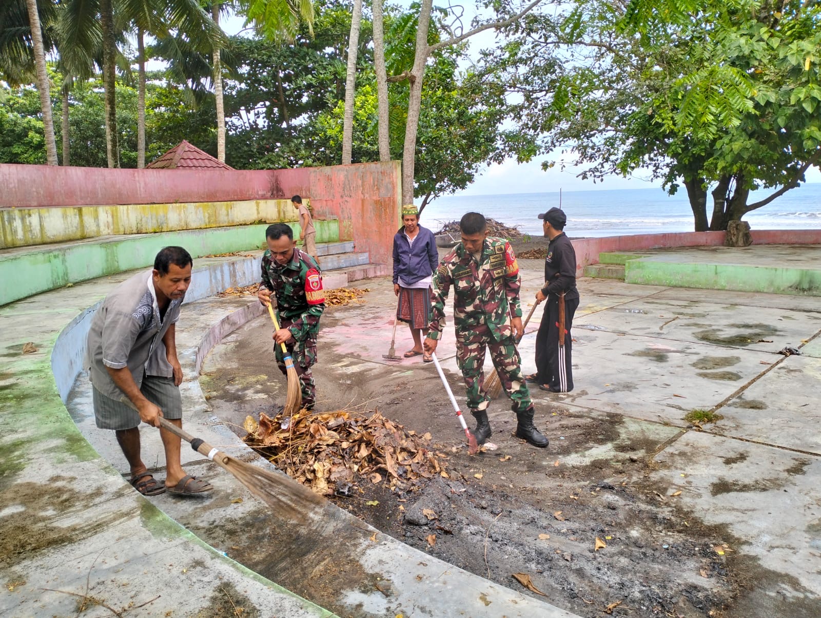 Karya Bakti Bersih Pantai Koa-Koa: Antisipasi Wabah Penyakit di Desa Polewali