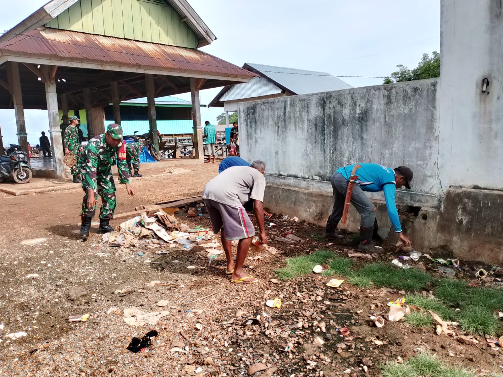 Ciptakan Kenyamanan bagi Pengunjung, Babinsa Koramil 02/Kabaena Kerja Bakti bersihkan Pasar Batuawu