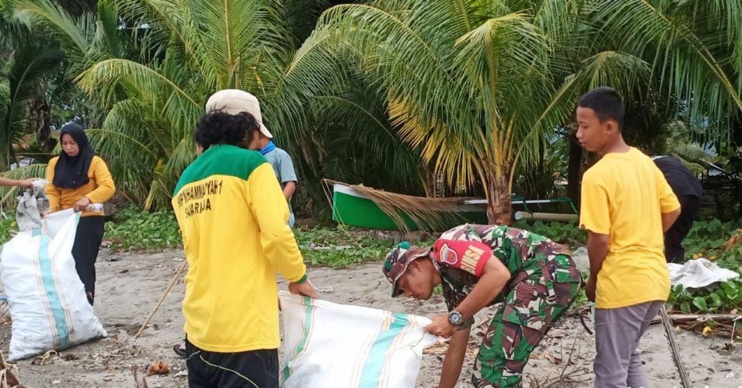 Lestarikan Alam Teduh dan Asri, Kodim 1412/Kolaka Gelar Karya Bhakti di Pesisir Pantai
