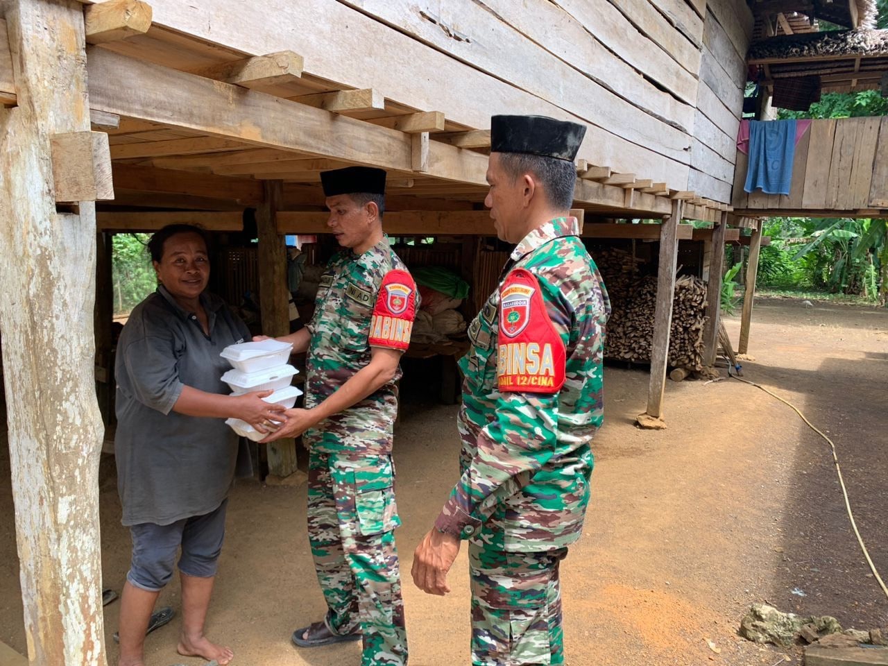 Gelar Jumat Berkah Sasar Rumah Warga, Ratusan Nasi Kotak Kembali Dibagikan Babinsa Kodim 1407/Bone