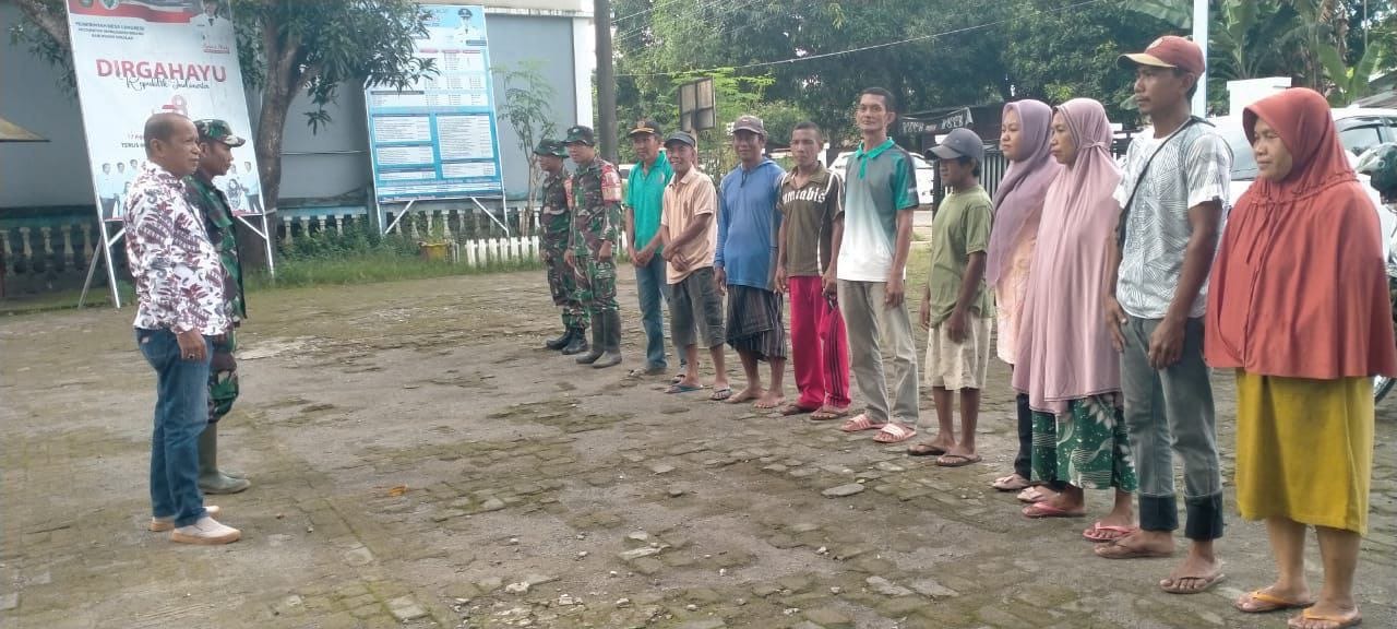 Jelang Idul Fitri Koramil 1426-05/Marbo Bersama Warga Kerja Bakti Wujudkan Kebersihan Lingkungan