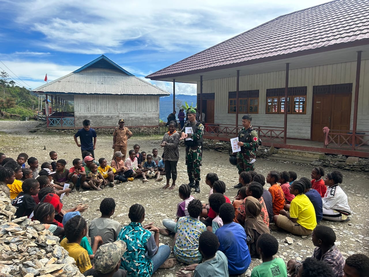 Keseruan Prajurit Satgas Yonif 721/Mks Laksanakan Kegiatan Bersama Siswa SD Yimu I Gari Tolikara