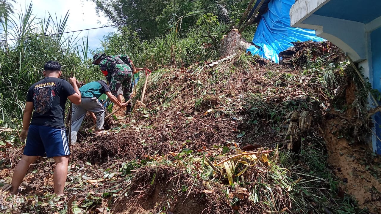 Pembersihan Parit Yang Terdampak Longsor, Babinsa Koramil Mamasa Gotong Royong Bersama Warga