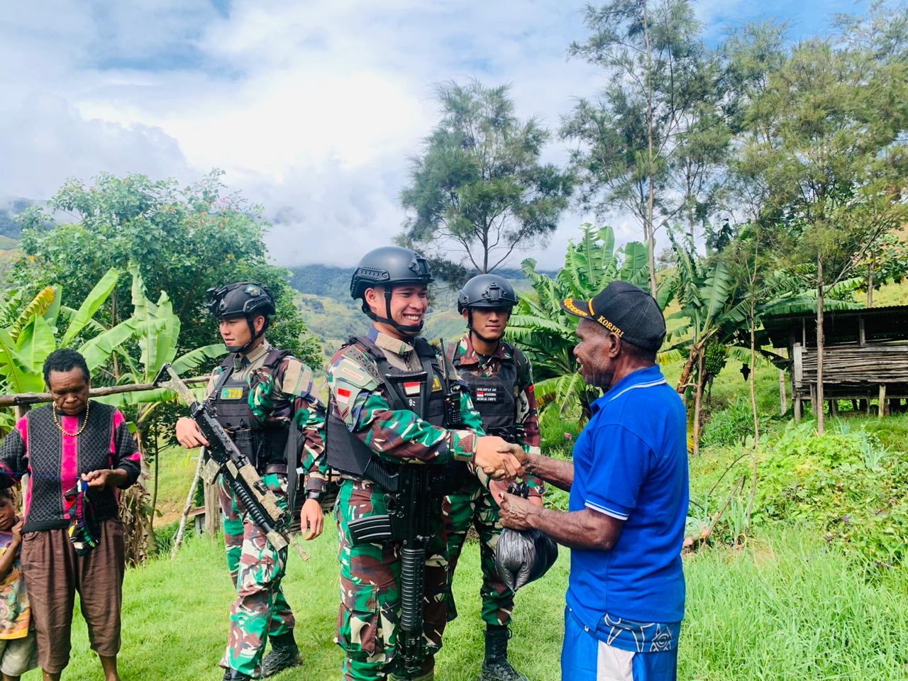 Ini Yang Dilakukan Satgas Yonif 721/Mks Dalam Meringankan Beban Ekonomi Masyarakat Di Pedalamam Papua