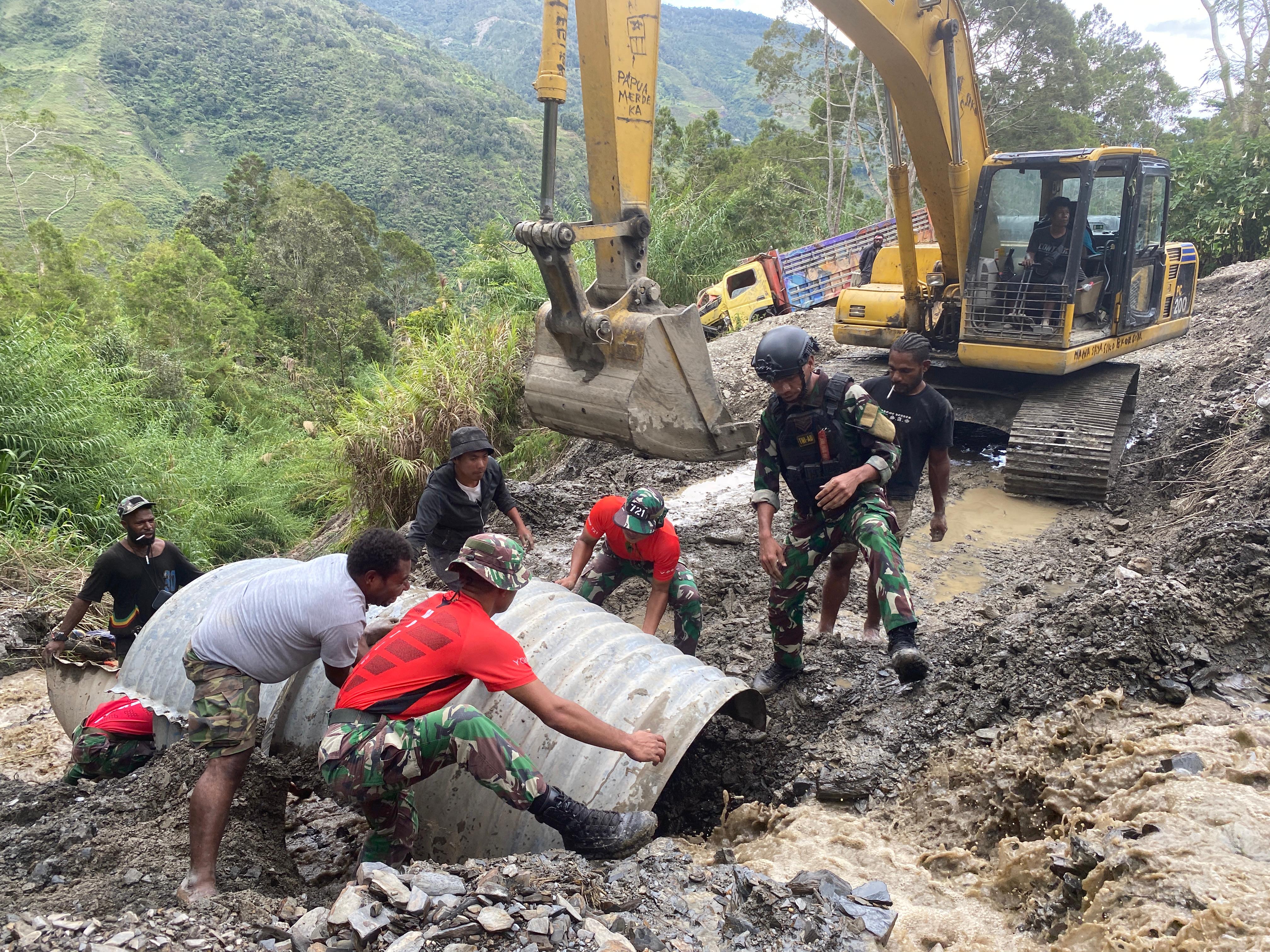 Satgas Yonif 721/Mks Bersama Warga Laksanakan Karya Bakti Perbaikan Jalan Lintas Tolikara-Puncak Jaya