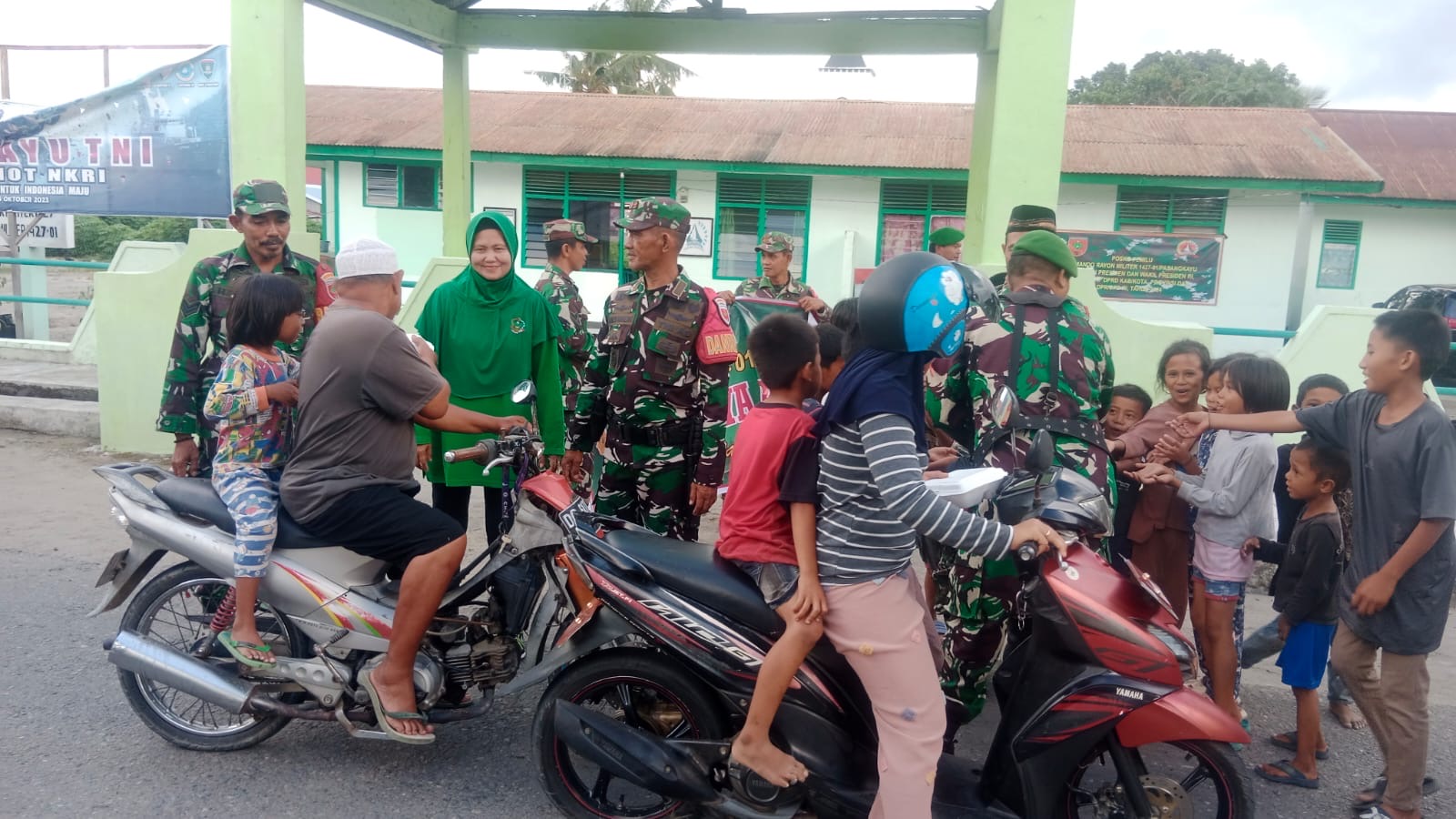 Babinsa Kodim 1427/Pasangkayu Bagi Takjil Bersama Personil Jajaran Melalui Jum’at Berkah