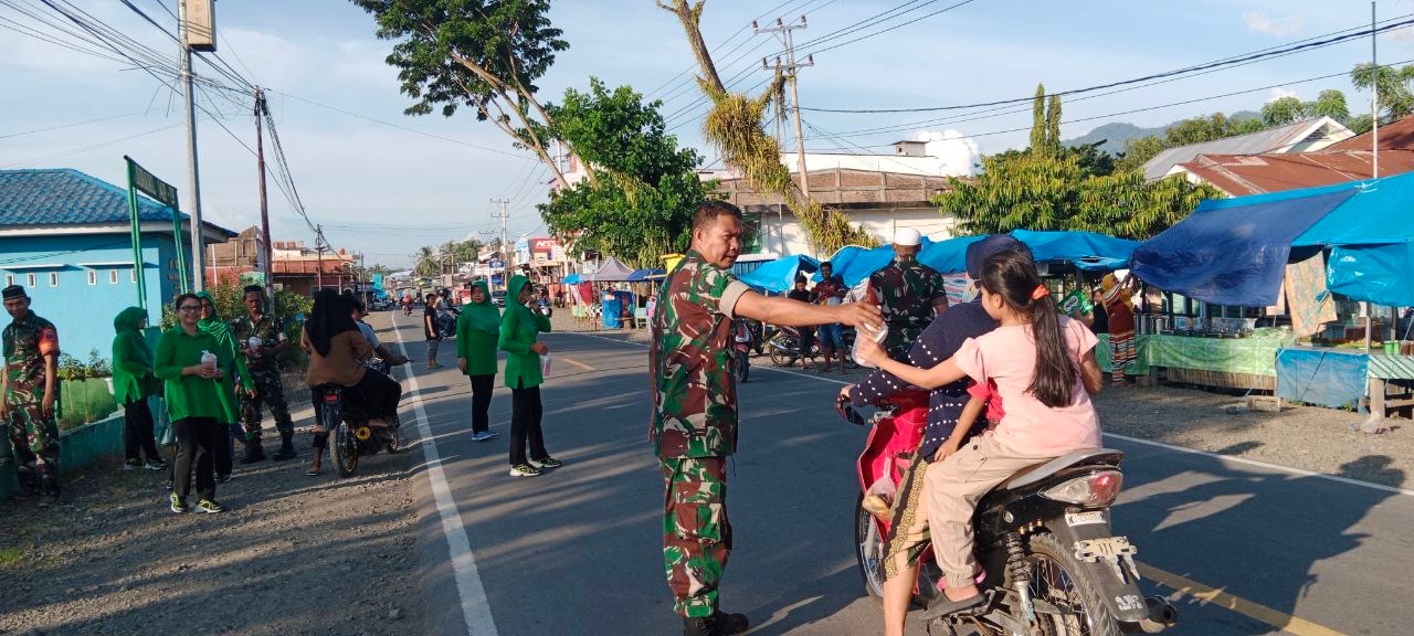 Menebar Berkah di Bulan Suci Ramadhan, Koramil 1418-03/Kalukku Bagikan Takjil Geratis