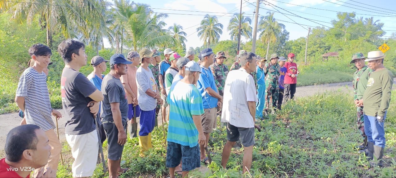 personil Koramil 1405-06/Barru bersama unsu Pemda dan Komponen masyarakat melaksanakan Pembersihan saluran air