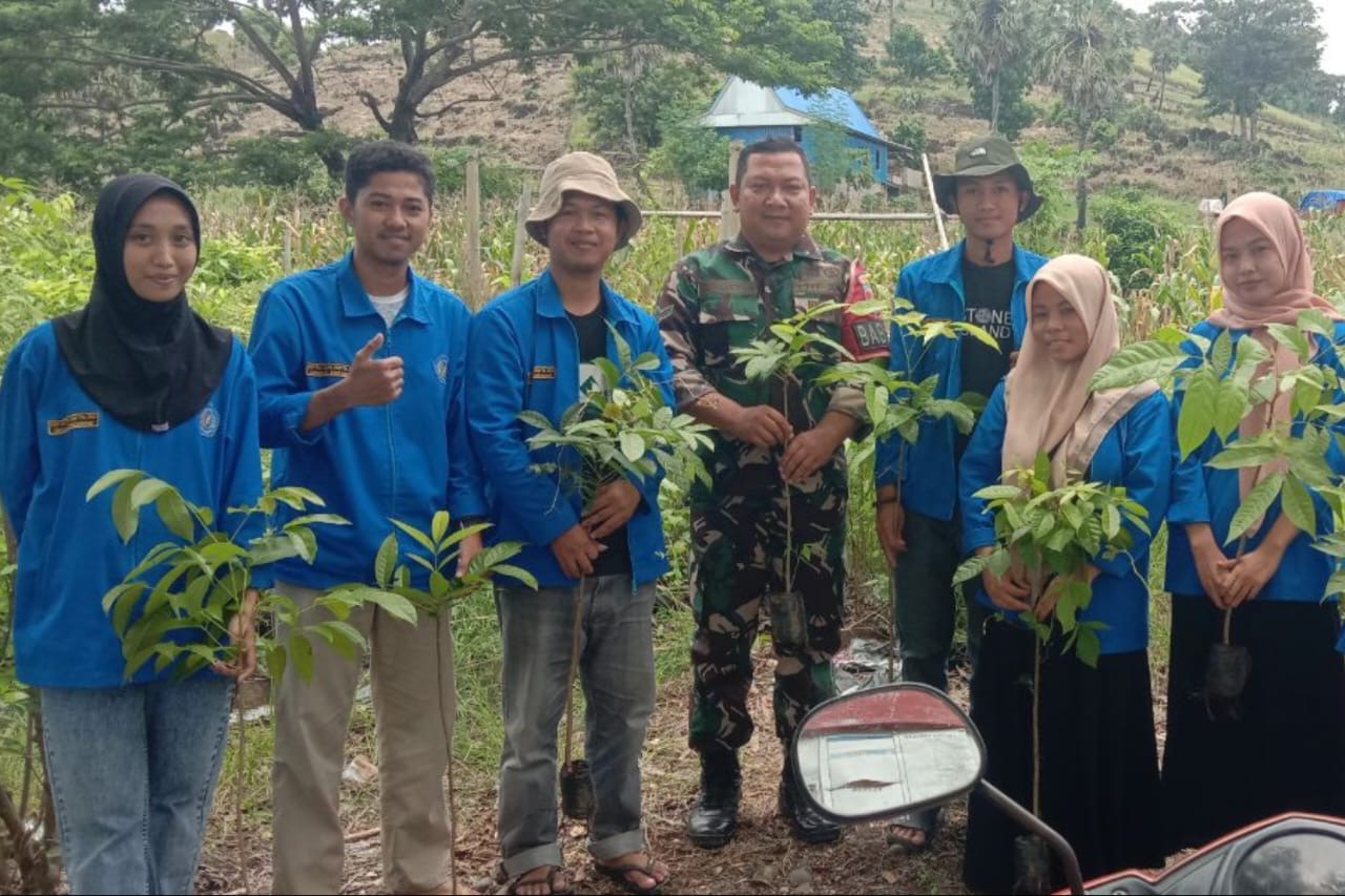 Bakti Sosial, Anggota Koramil Tamalatea Ajak Mahasiswa Dan Masyarakat Tanam Pohon