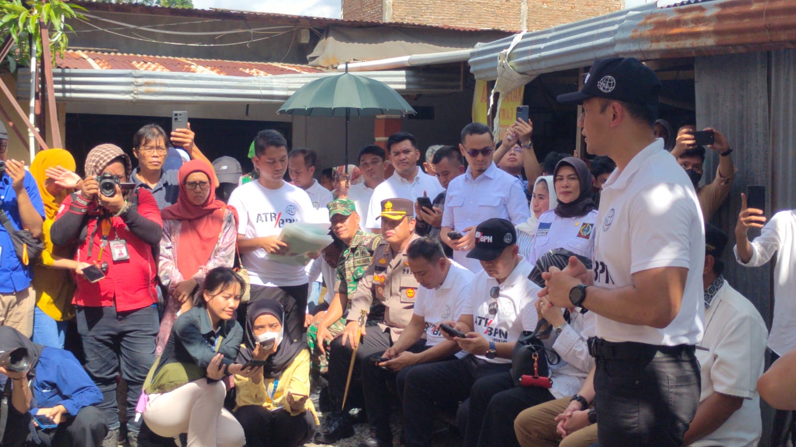 Kasdim 1409/Gowa Hadiri Kunjungan Menteri ATR/BPN Serta Penyerahan Sertifikat Tanah