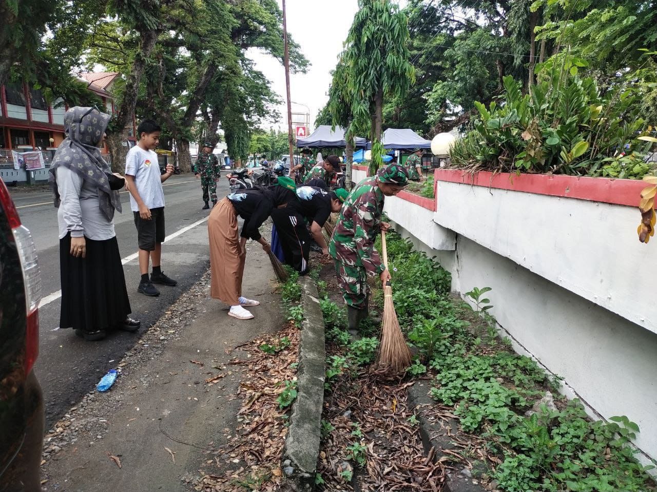 Bersama 3 Pilar, Babinsa Koramil 1420-06/Panca Rijang Gotong Royong Bersihkan Saluran Air
