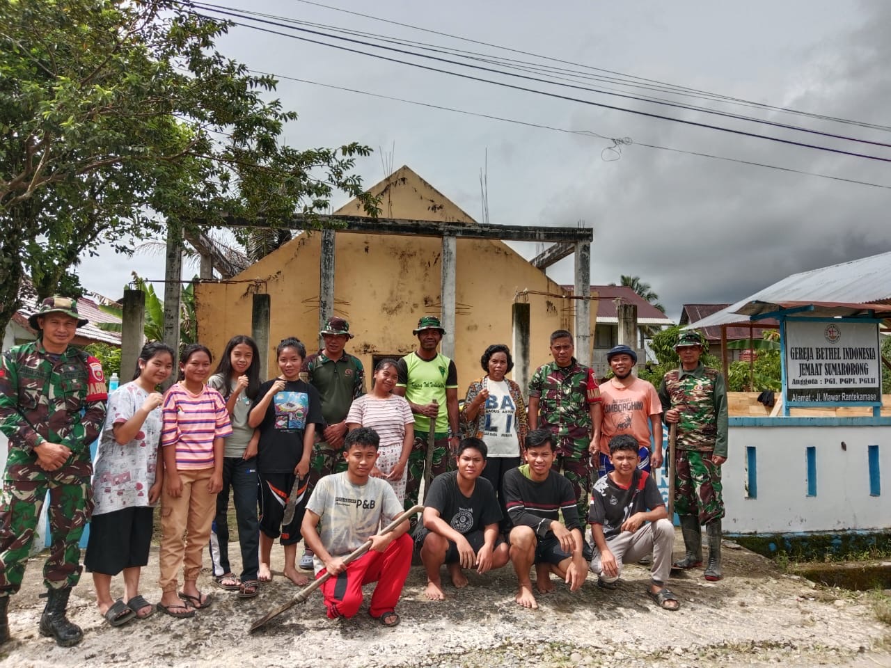 Cegah Banjir, Babinsa Koramil Sumarorong Bersama Warga Kerja Bakti Bersihkan Saluran Air gereja