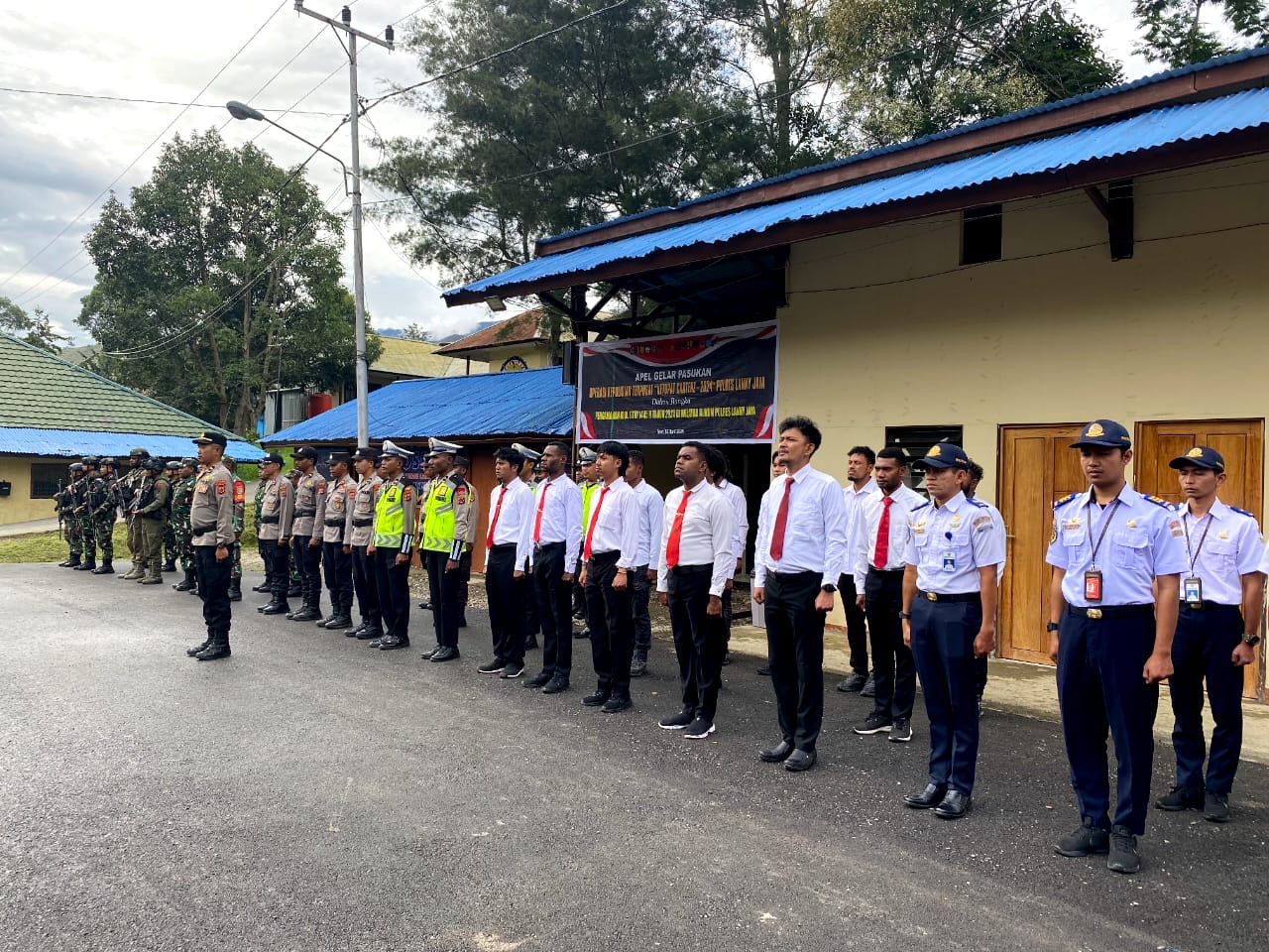 Jelang Idul Fitri, Satgas Yonif 721/Mks Ikut Serta Dalam Pelaksanaan Ops Ketupat Cartenz Di Polres Lanny Jaya