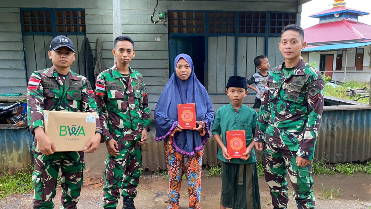 Satgas Pamtas Yonif 726/Tml Berbagi Al Quran di TPA Kampung Sota