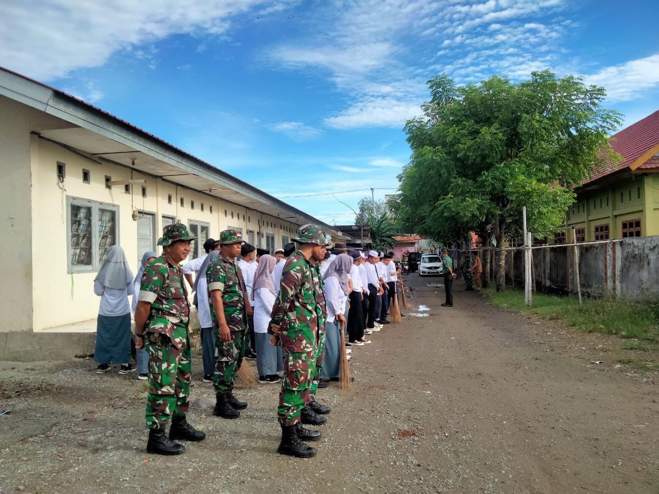Kegembiraan Anak-anak sekolah dan anggota Koramil 05/Dua Pitue dalam melaksanakan Bersih Pasar
