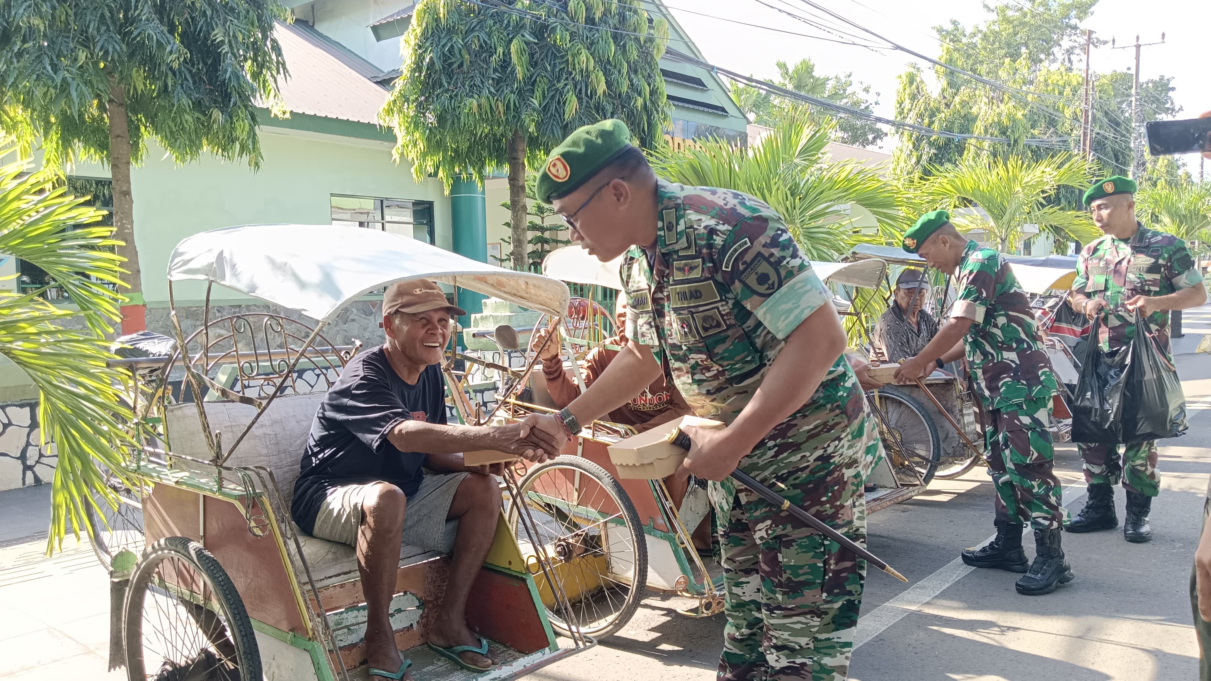 Jum'at Berkah, Wujud Kepedulian Korem 141/Toddopuli Berbagi Dengan Masyarakat