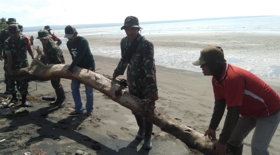 Jaga Kelestarian Dan Keindahan Pantai, Koramil 1411-05/Bontobahari Ajak Warga Bersihkan Pantai