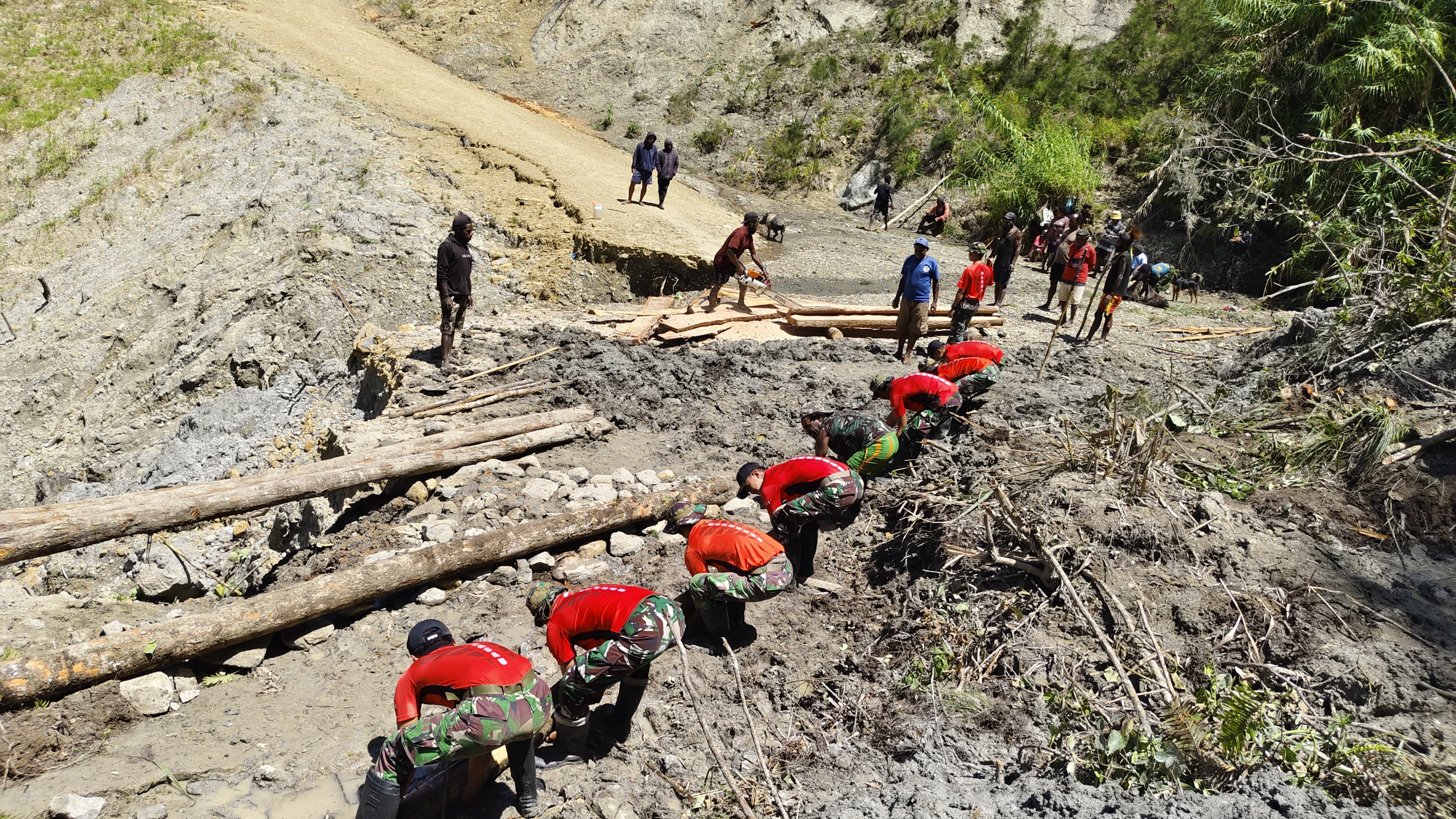 Prajurit Rusa Hitam 721 Ajak Masyarakat Desa Tima Bangun Jembatan Sebagai Akses Jalan Masyarakat