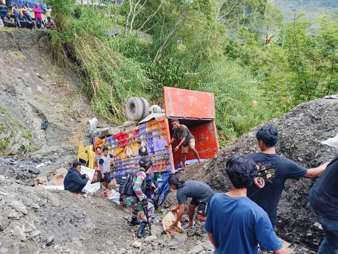 Satgas Yonif 721/Mks Bantu Evakuasi Mobil Truk Masuk Jurang Di Jalan Lintas Wamena-Puncak Jaya