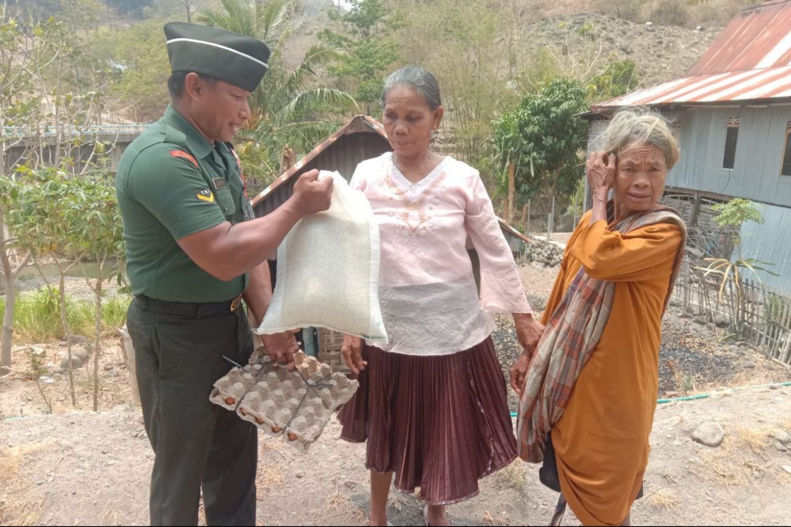 Sambangi Warga Lansia dan Kurang Mampu, Babinsa Koramil Kelara Berikan Bantuan Sembako