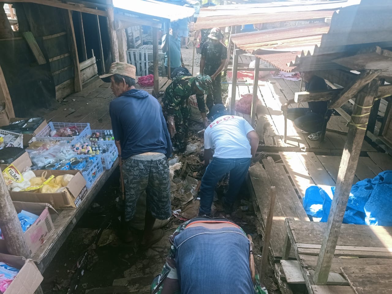 Peduli Terhadap Lingkungan, Koramil 1411-06/Bontotiro Bersama Warga Bersihkan Pasar Tradisional Dusun Kailiya