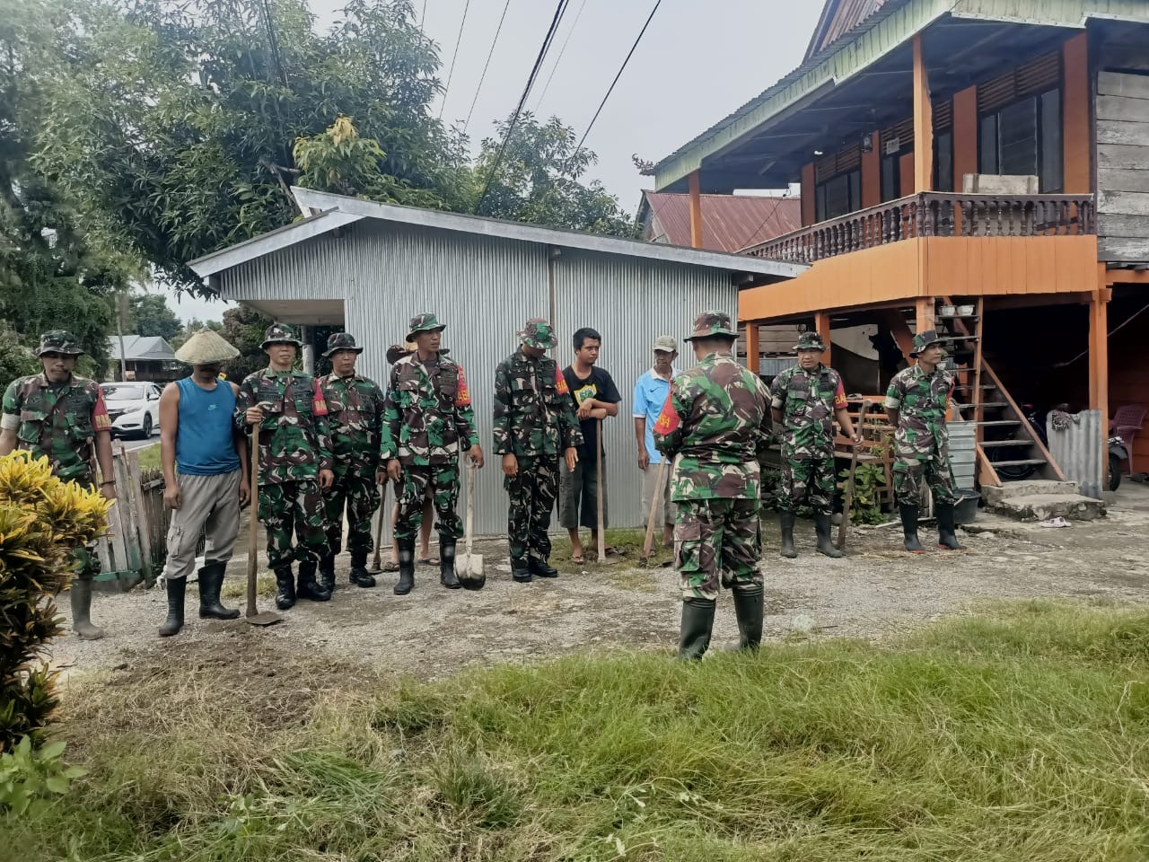 Karya Bakti Koramil dan Masyarakat Ciptakan Kenyamanan dan Kebersihan Lingkungan Serta Kawasan Bebas Banjir di Pammana