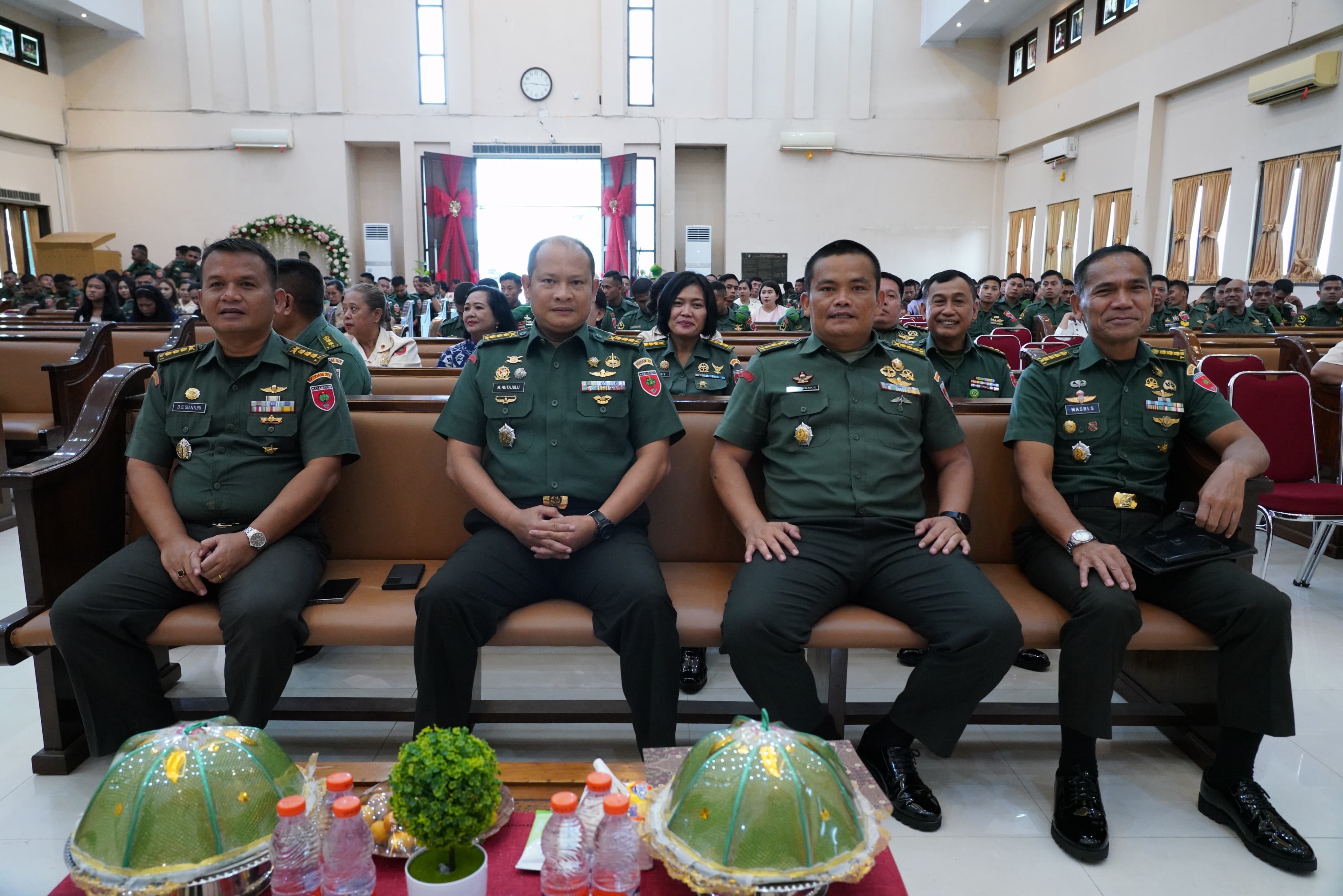Kodam XIV/Hsn Menggelar Ibadah Paskah di Gereja Satria Kasih Yonif 700/WYC