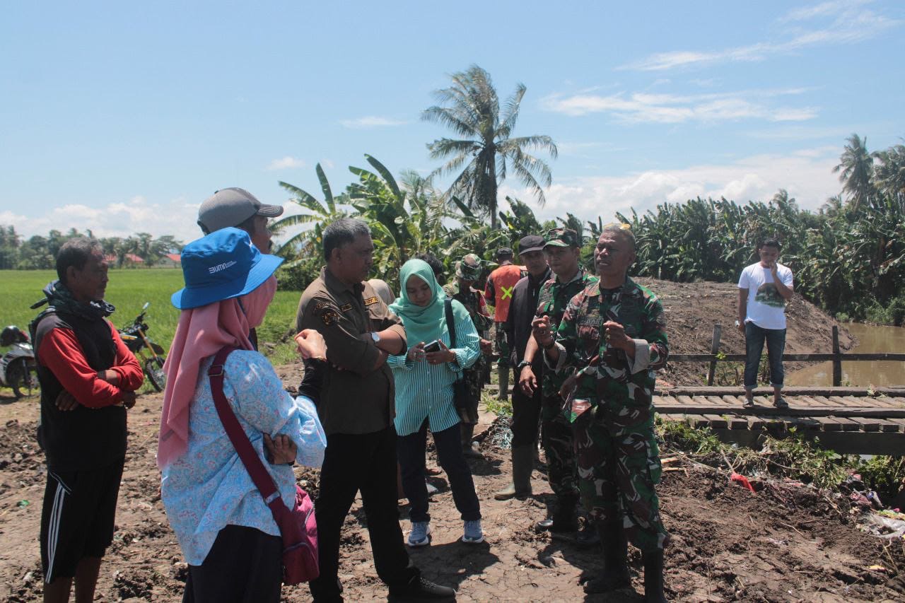 Danramil-04/Paleteang Kodim 1404/Pinrang Dampingi Dirjen Holtikultura Sul-sel Berkunjung Ke Lokasi Opla Kab. Pinrang