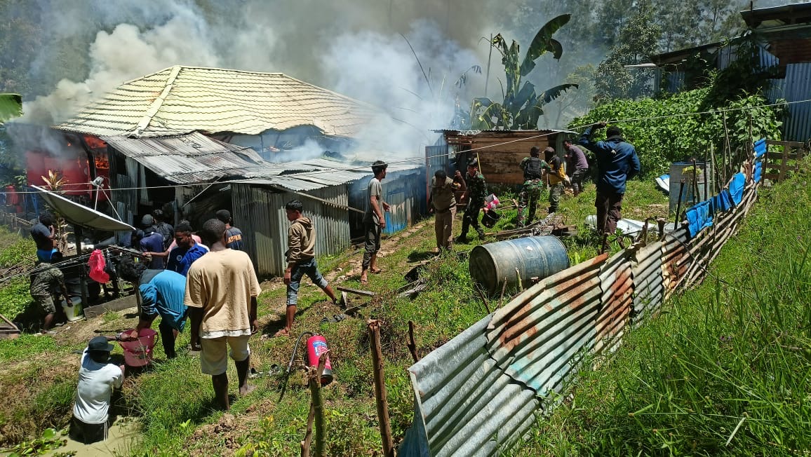 Gerak Cepat Prajurit Satgas Yonif 721/Mks Bantu Padamkan Api Perumahan RSUD Tiom